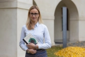 Překladatelka Zuzana Henešová s knihou Revize střední Evropy. Foto: MUO/ Tereza Hrubá