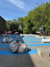 2025, Porto, venkovní čtenářská zóna s polštáři.