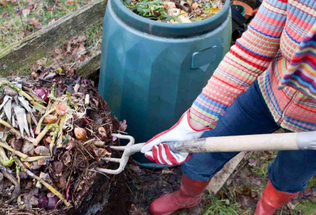 3+1 O ZAHRADNIČENÍ ANEB O KOMPOSTU A DALŠÍCH  POMOCNÍCÍCH V ZAHRADĚ