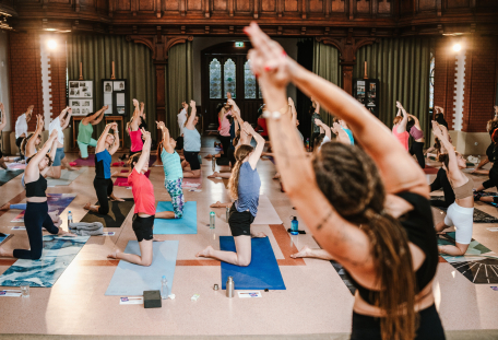 Vinyasa flow yoga v kostele (Sousedská slavnost)