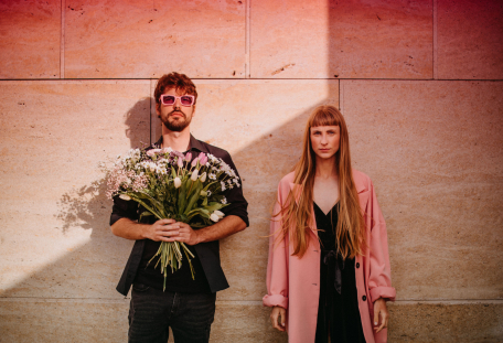 Lenka v davu (Sousedská slavnost)